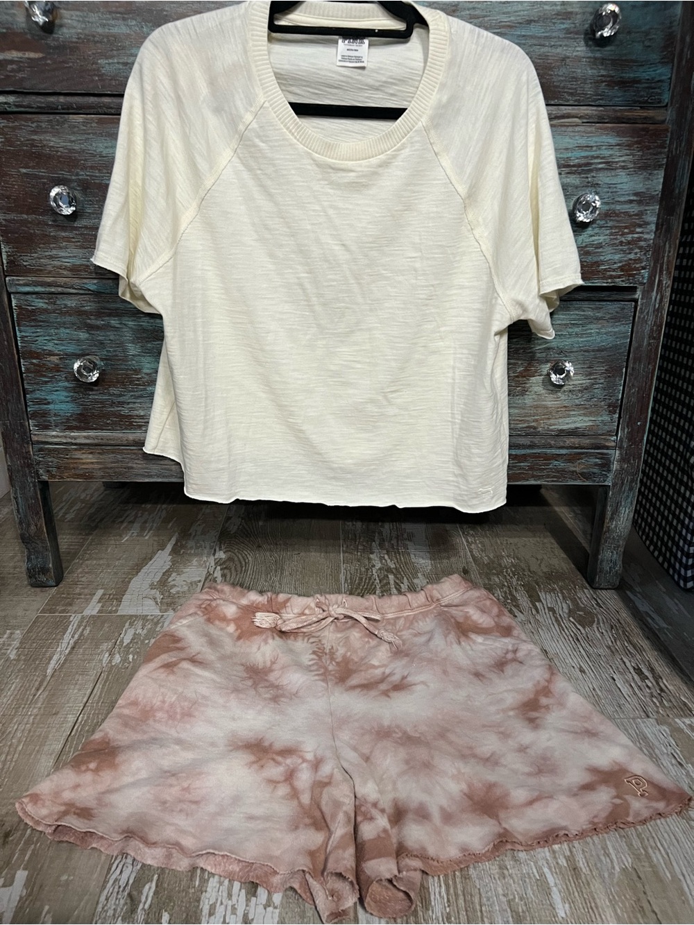 EUC!VS PINK 2PC-M!Brown/Cream BoyfriendRawEdge Short&Cream RawEdge Crop Crew Tee